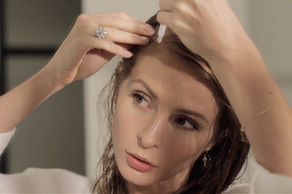 Menggunakan Extentioniste Scalp Serum secara rutin untuk memastikan kulit kepala Anda aktif untuk menghasilkan helai rambut yang sehat dan kuat dari akar.